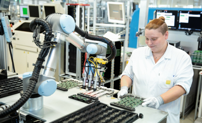 Human-Cobot Collaboration: How Smart Teams (Not Just Smart Tech) Are Leading the Automation Surge