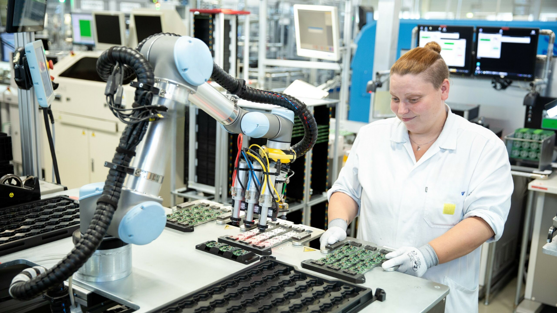 Human-Cobot Collaboration: How Smart Teams (Not Just Smart Tech) Are Leading the Automation Surge